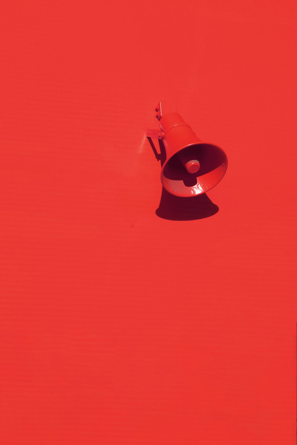 Megafono rosso su fondo rosso